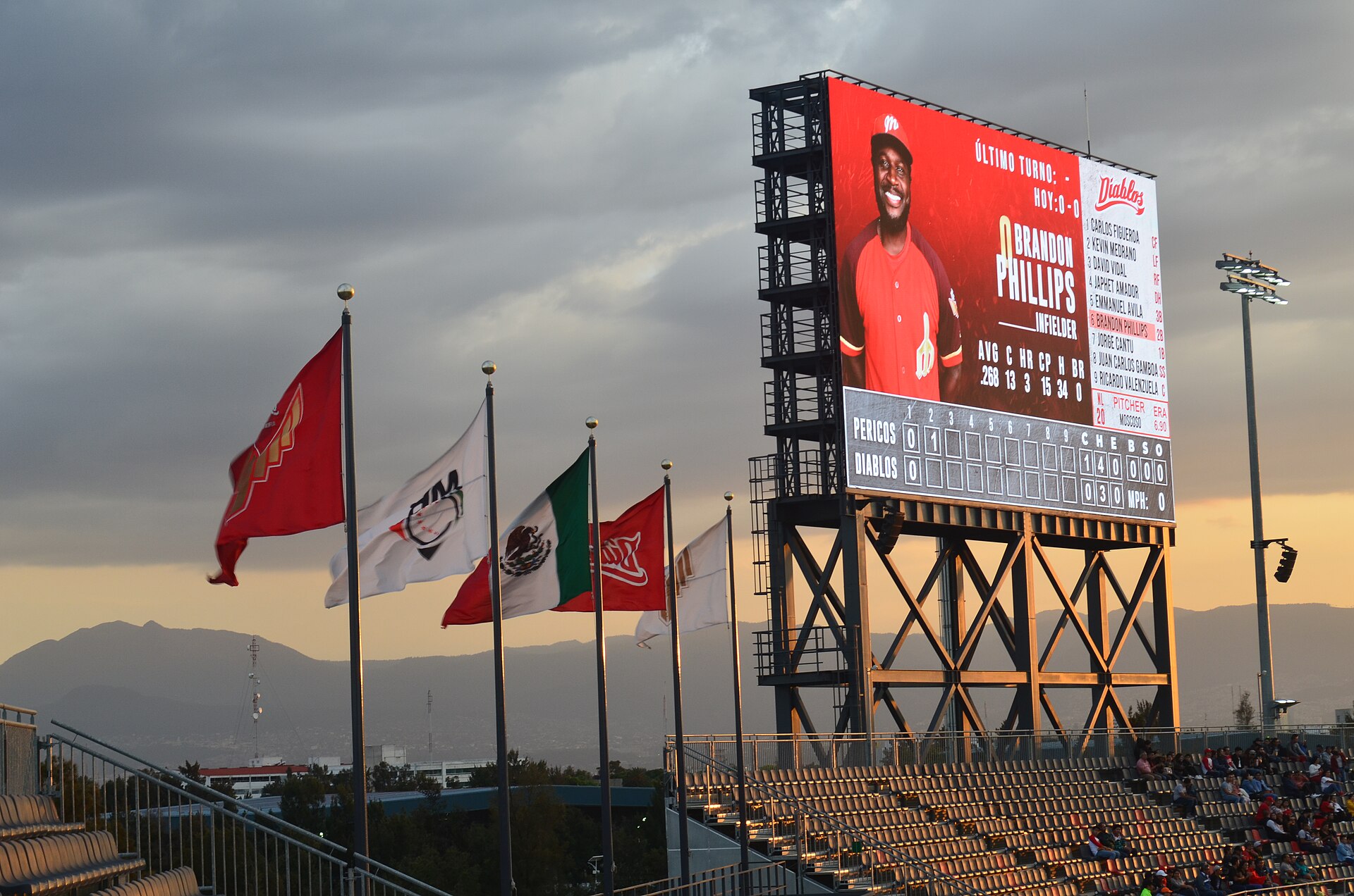 Pizarra y gradas de un estadio de béisbol mexicano
